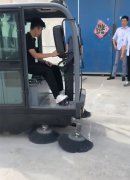 揚(yáng)子全封閉掃地車，客戶上門試機(jī)中！
