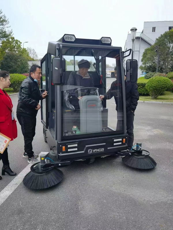 華安工業(yè)成功采購揚子駕駛式掃地機(jī)