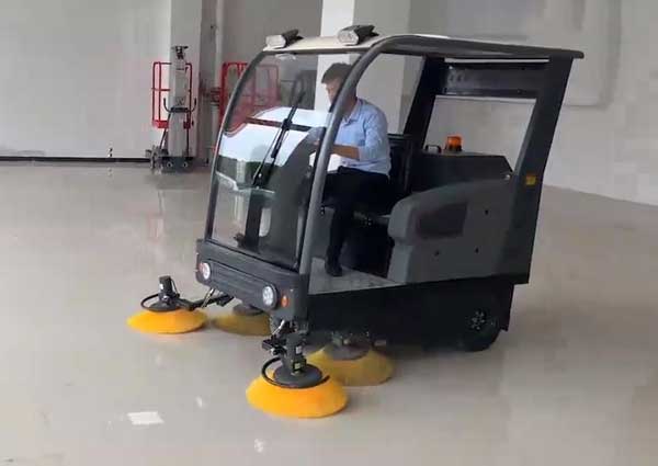 電動(dòng)掃地車廠家哪家好？?jī)r(jià)格怎么樣